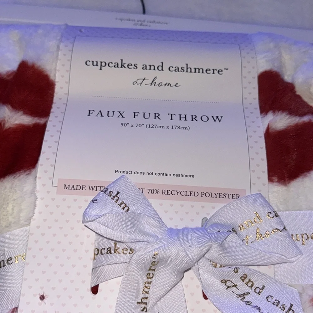 Cupcakes and cashmere, faux fur Valentine’s Day lips throw 💋👄💋👄💋
